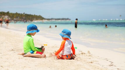 Dečaci u UV odeći na plaži