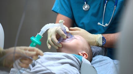 Doktor uvodi dete u opštu anesteziju uz pomoć maske