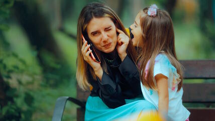 Devojčica prekida mamu dok priča na telefon