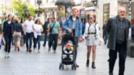 Ljudi šetaju ulicom u Beogradu