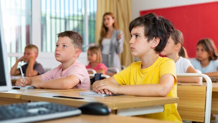 Deca u školskim klupama