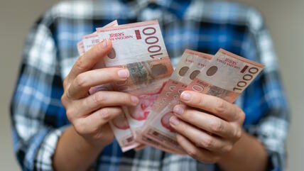 Novčanice od 1.000 dinara u ženskim rukama