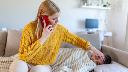 Mama pipa dečaku čelo i priča na telefon