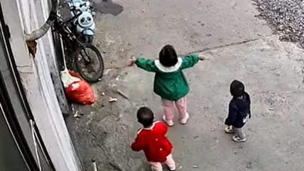 Sestra štiti braću od vozila