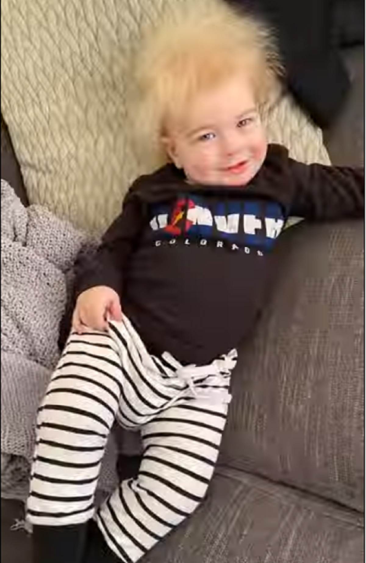 Dečak sa čudnom kosom