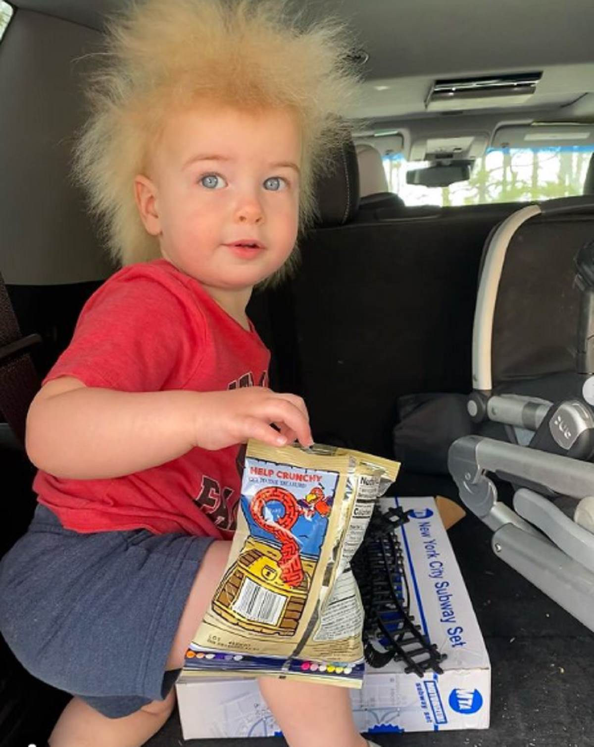 Dečak sa čudnom kosom