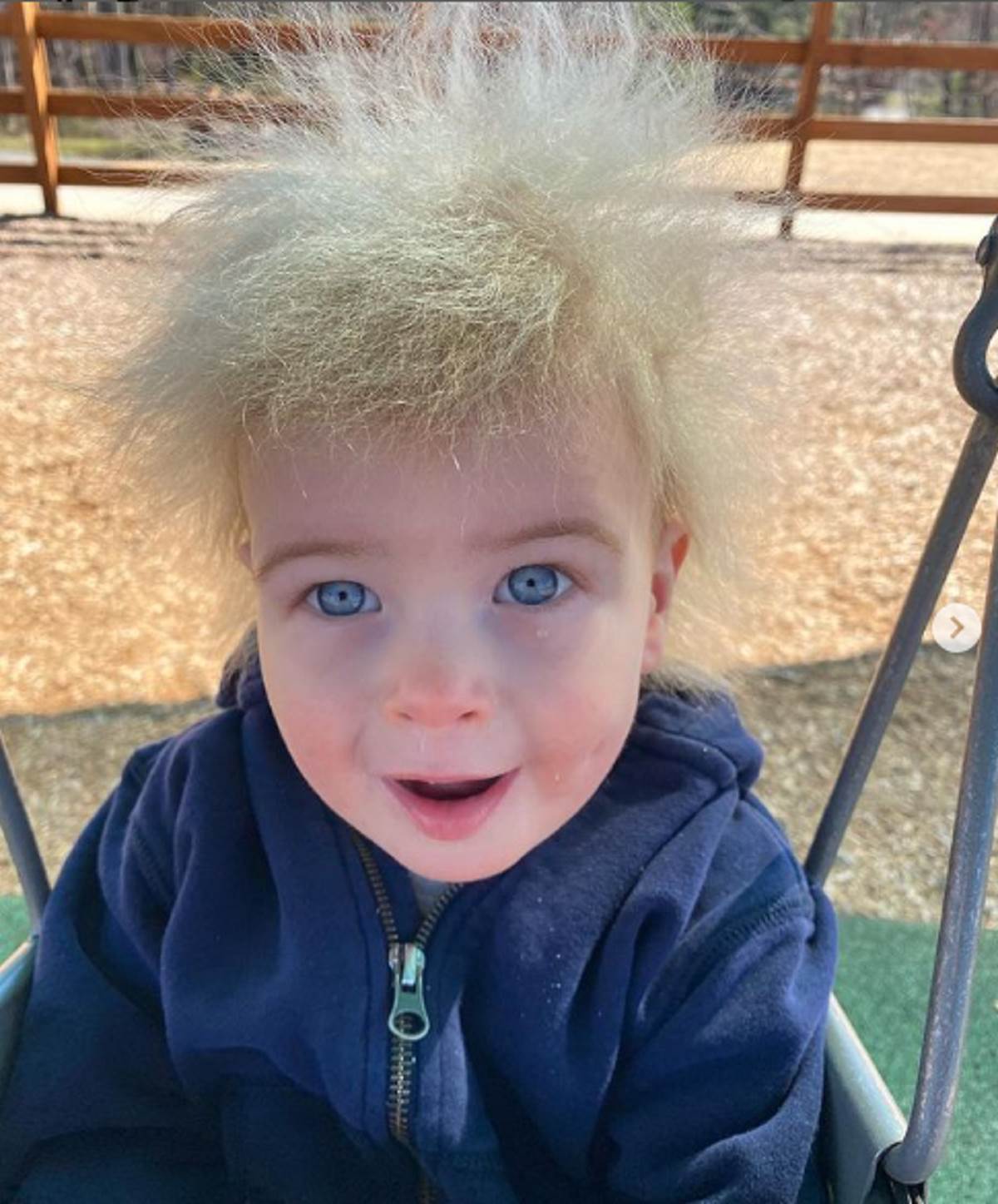 Dečak sa čudnom kosom