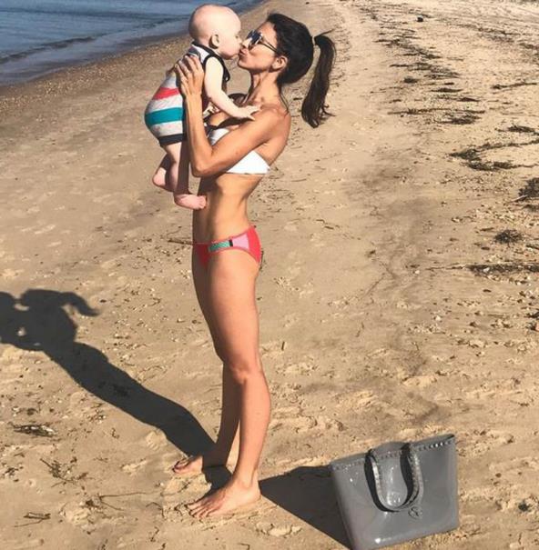 leto-2017-modni-stil-poznatih-mama-na-plazi-foto