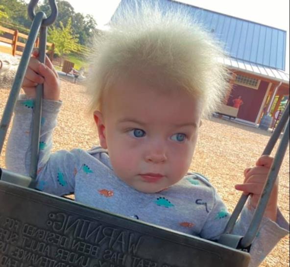 Dečak kom kosa ide nagore i liči na Ajnštajna