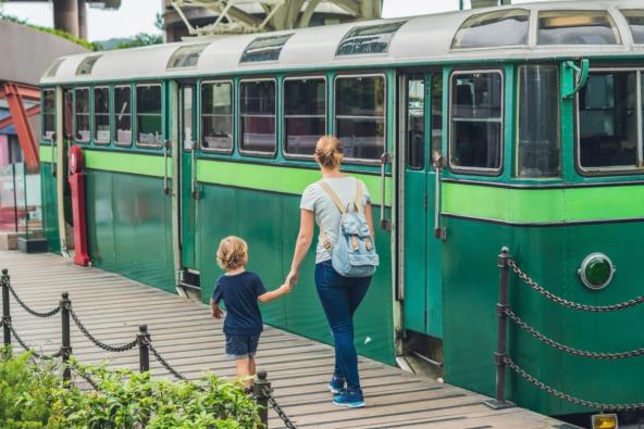 Mama i dete ulaze u tramvaj