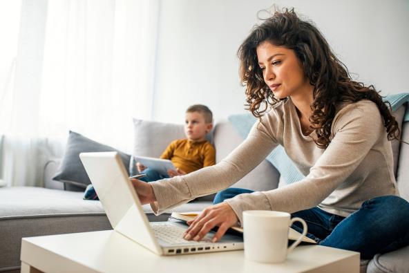 mama radi na laptopu.jpg
