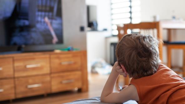dete gleda tv.jpg