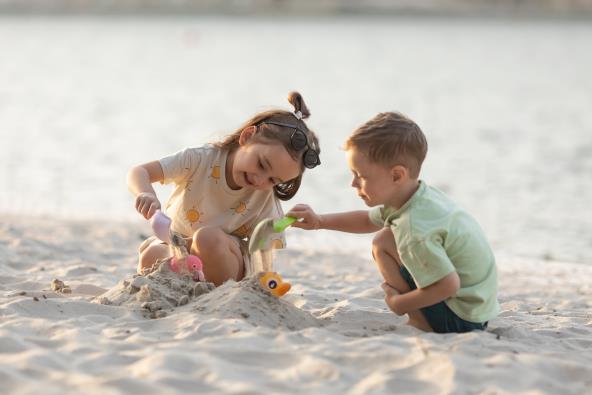deca na plaži.jpg