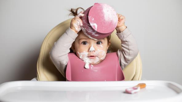 Zašto je važno da deca prave nered dok jedu