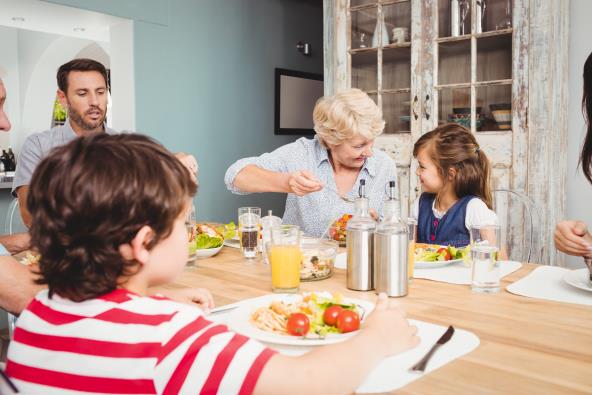 Baku ucenjuju sin i snaja da čuva unuke