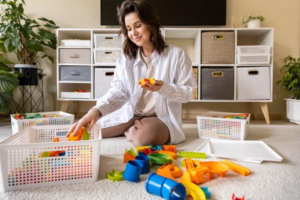 Žena sprema igračke