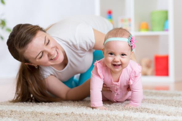 Mama pomaže bebi da puzi