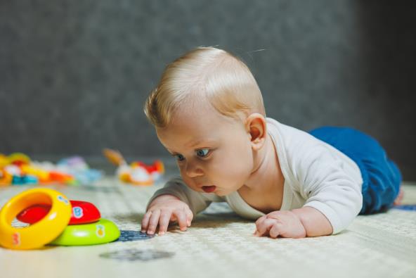 Beba leži na stomaku