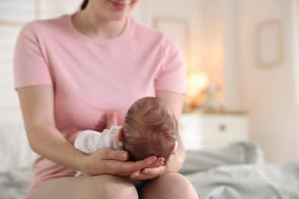 Majka drži novorođenče