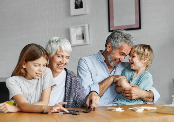 Baka i deka se zabavljaju sa unucima