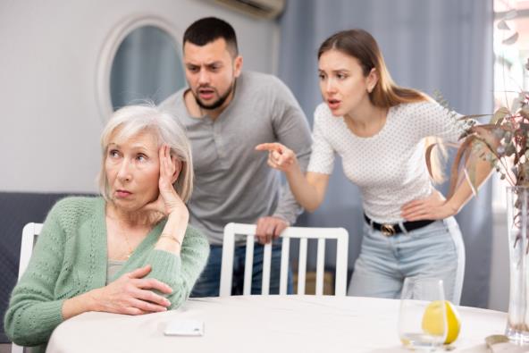 Muž i žena se svađaju sa svekrvom