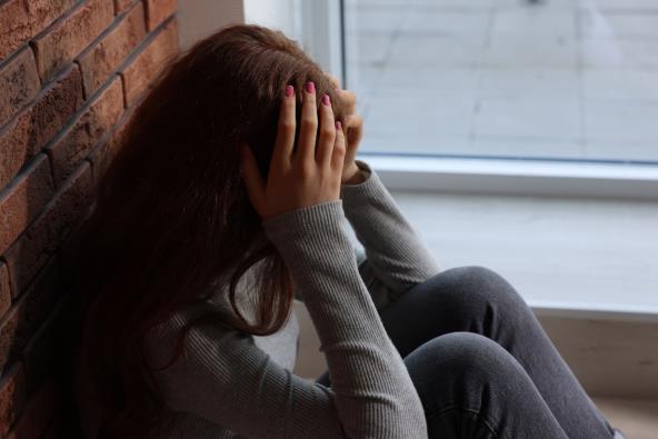 Usamljena devojka kod kuće