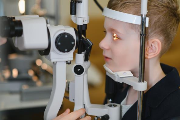Dečak na pregledu kod očnog lekara