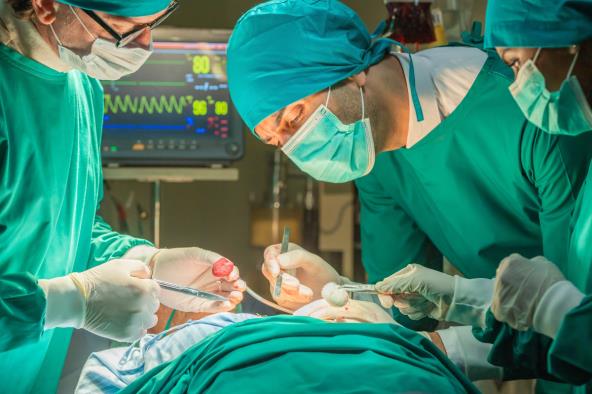 Lekari tokom operacije u operacionoj sali