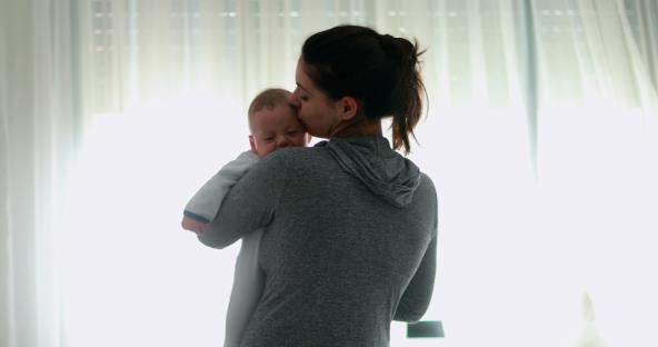 Mama drži uplakanu bebu