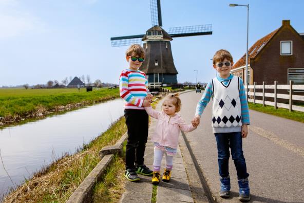 Deca stoje ispred vetrenjače