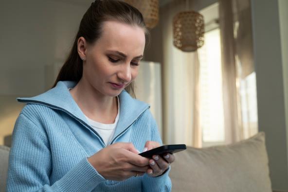 Žena kuca na telefonu