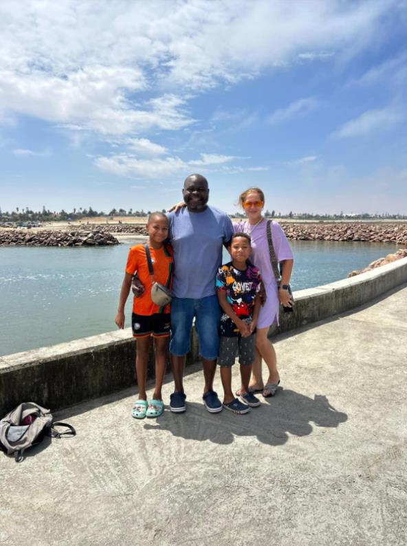 Marija Guljajeva i Lubinda Habazoka sa decom