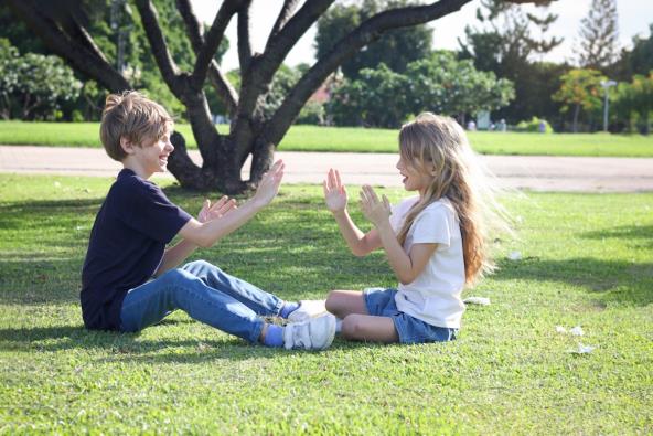 Dečak i devojčica se igraju napolju