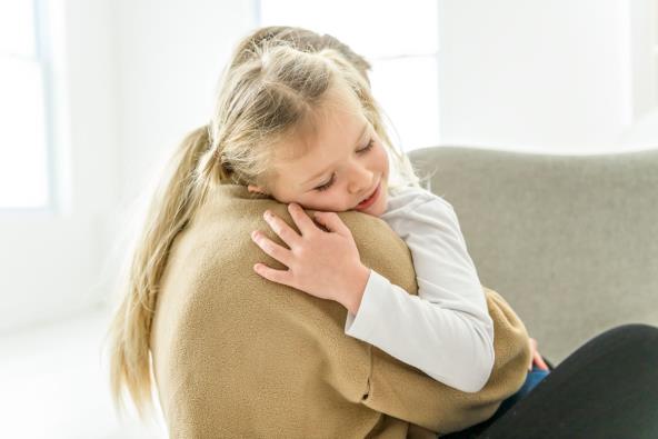 Devojčica i mama u zagrljaju