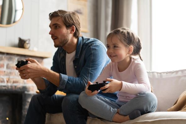 Tata i ćerka igraju igrice