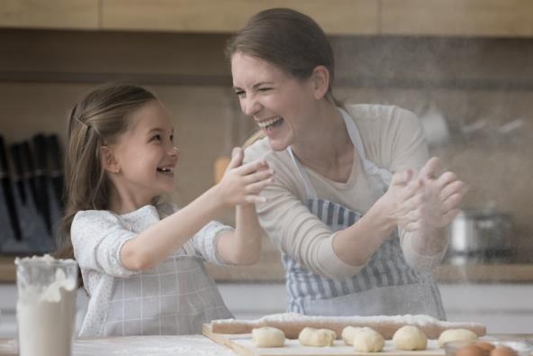Mama i ćerka mese u kuhinji