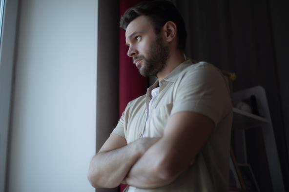 Muškarac s prekrštenim rukama