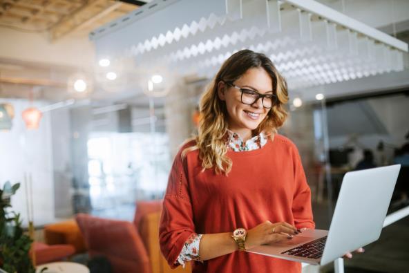Mlada poslovna žena radi na laptopu