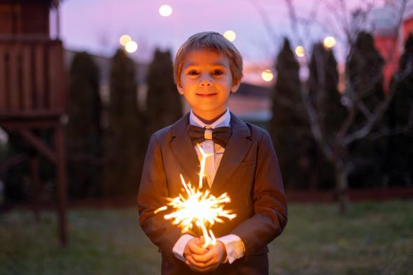 Dečak drži prskalicu