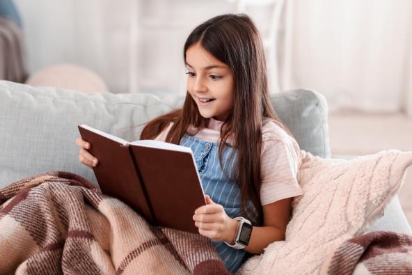 Devojčica čita knjigu