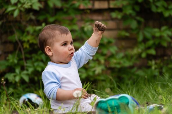 Dete se igra na zemlji