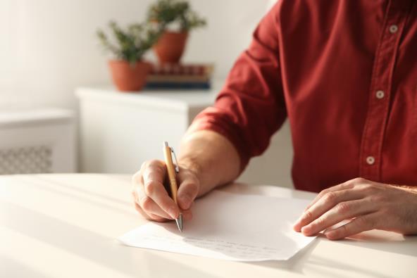 Muškarac piše pismo