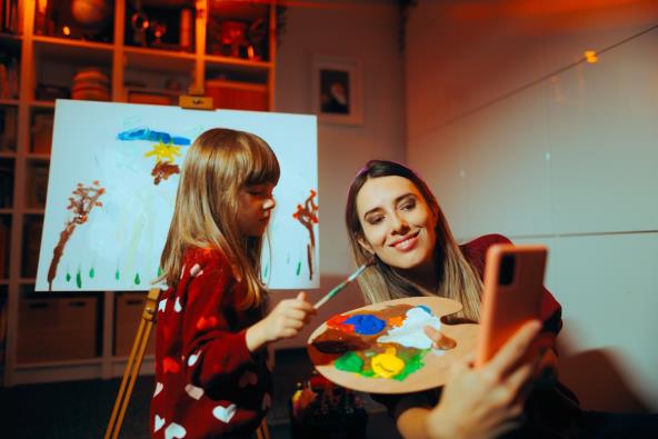 Mama i ćerka slikaju i fotografišu selfi