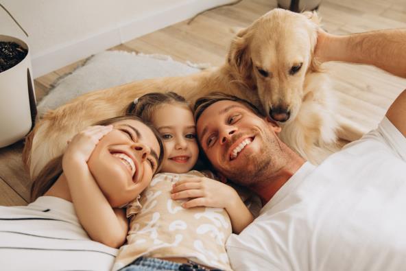 Roditelji sa ćerkom i psom