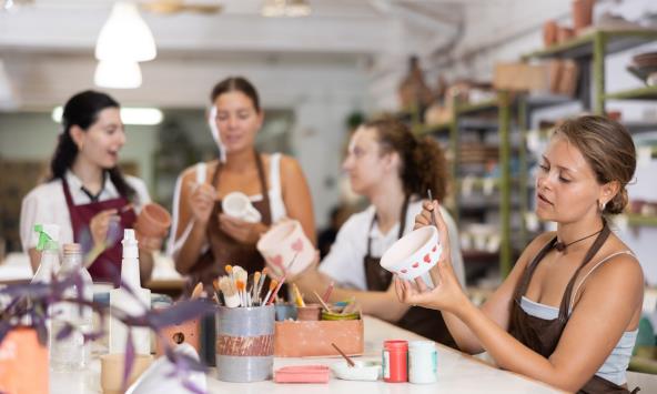 Žene farbaju keramičke posude