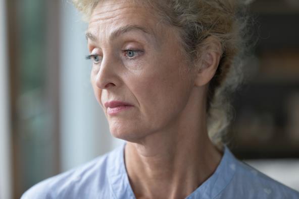 Žena zamišljenog izraza lica