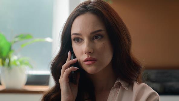 Mlada žena razgovara na telefon