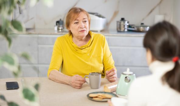 Snaja i svekrva razgovaraju uz čaj