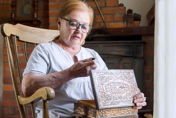 Starija žena drži kutiju sa nakitom
