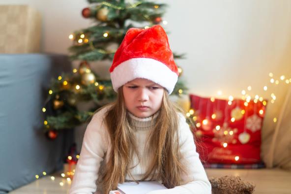 Devojčica nezadovoljna prazničnim poklonom